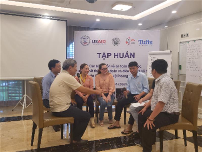 Tập huấn cán bộ nguồn về an toàn sinh học, xử lý chất thải, chẩn đoán và điều trị một số bệnh truyền lây từ động vật hoang dã gây nuôi