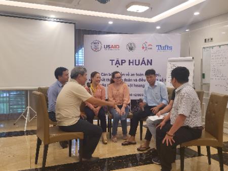 Tập huấn cán bộ nguồn về an toàn sinh học, xử lý chất thải, chẩn đoán và điều trị một số bệnh truyền lây từ động vật hoang dã gây nuôi