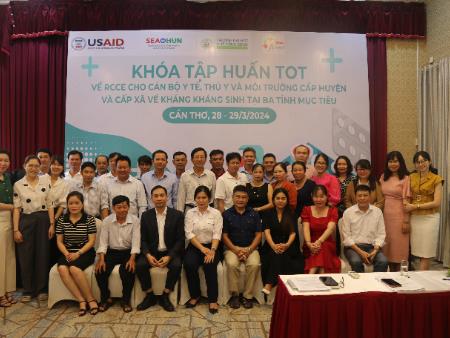 Khóa tập huấn ToT về truyền thông nguy cơ và gắn kết cộng đồng (RCCE) cho cán bộ y tế, thú y và môi trường cấp huyện và cấp xã về KKS